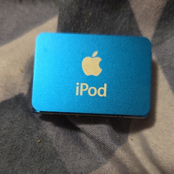 Blue Ipod Shuffle 2gb Second Gen - Picture 2 of 3